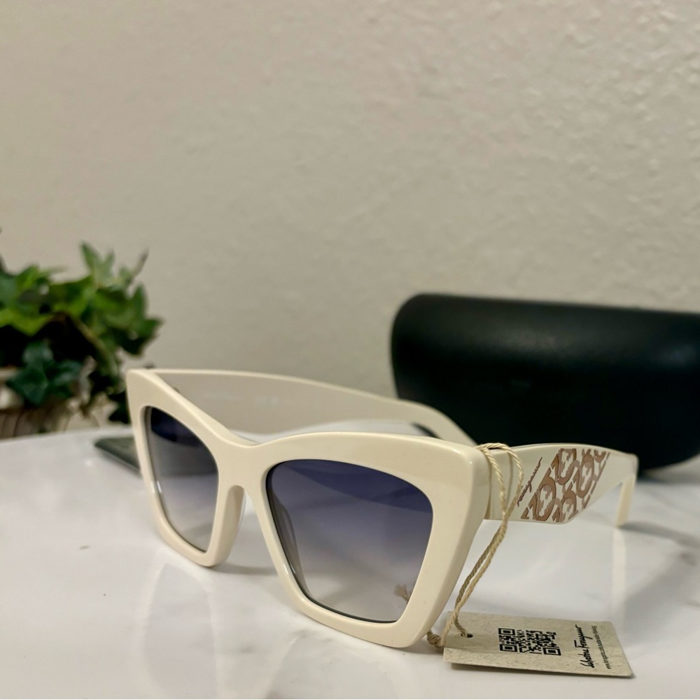 NEW Salvatore Ferragamo SF 1081SE 103 Ivory Sunglasses with Blue Gradient Lenses